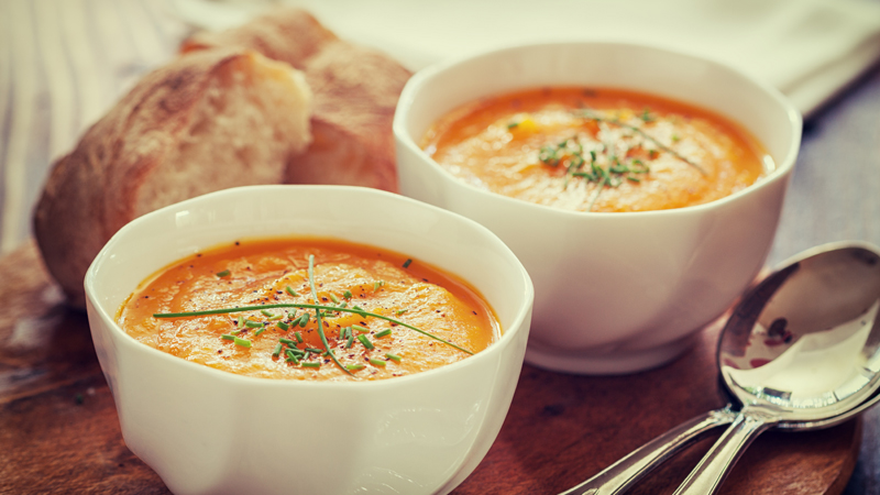 Duas tigelas de sopa e pão